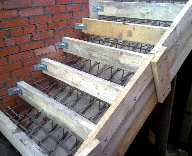 опалубка для бетонной лестницы
